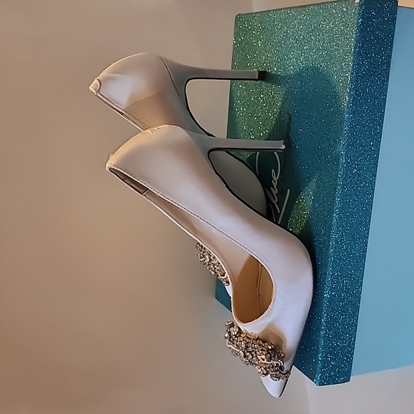 Betsey Johnson "Piper", ivory satin size 6.5 heeled pumps with bling - Picture 2 of 9